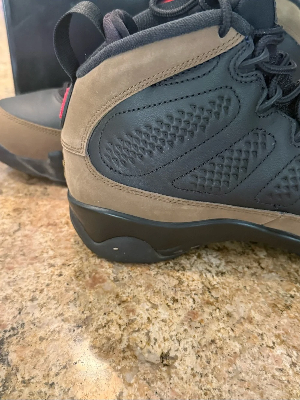 Jordan Men’s 9 Retro HV4794030 black / khaki size 9.5